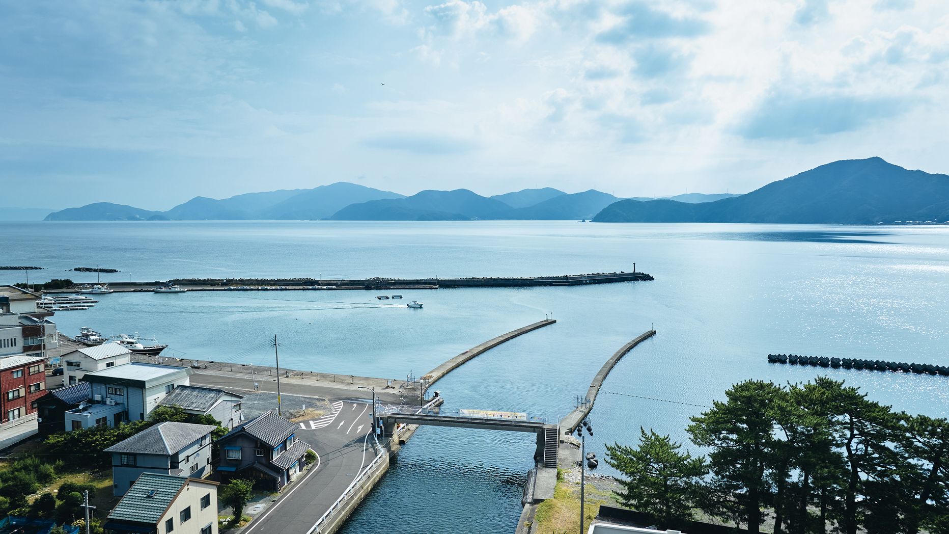 若狭湾の海辺の風景